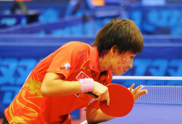 中国乒乓球通州训练基地张怡宁在练球